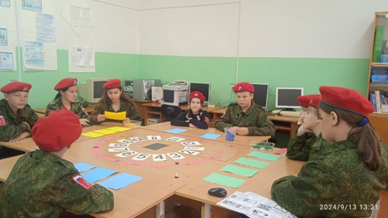 «Что? Где? Когда?»: военно-патриотический отряд «Родина» узнал о великих военачальниках нашей страны..